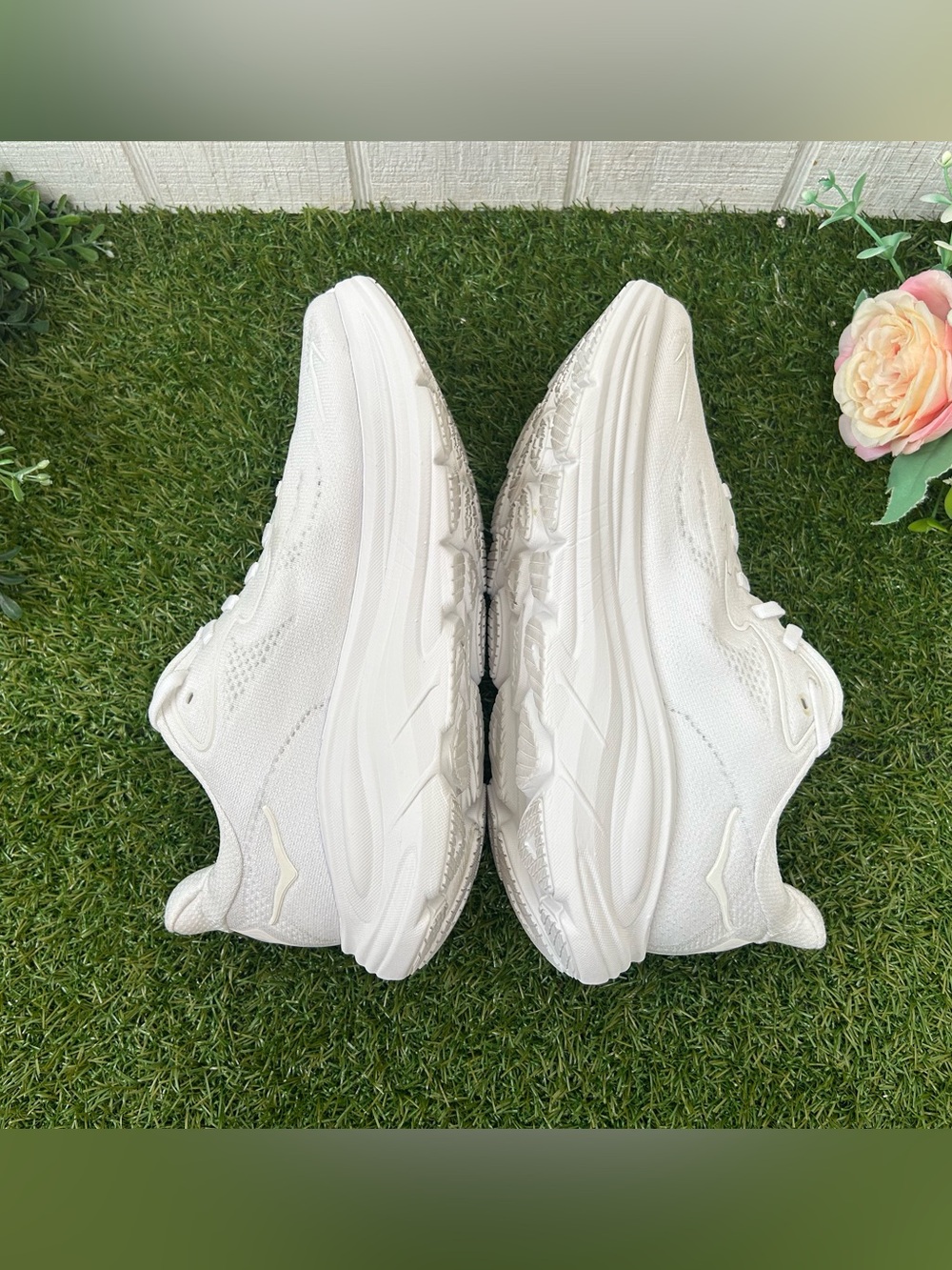 HOKA Clifton 10 EVERYDAY RUNNING Shoes
size women 7.5 White / White gently used - Picture 13 of 16